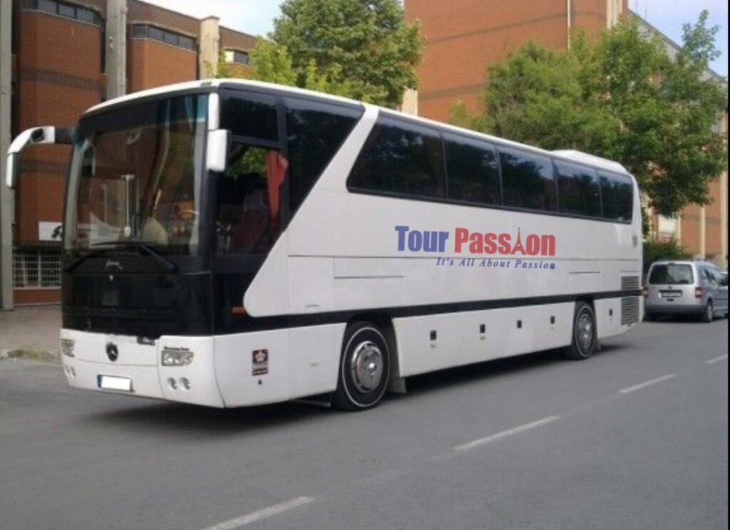 Excursiuns d’in di da Barcelona cun auto da posta vers Montserrat, Girona, Tarragona e la Costa Brava.