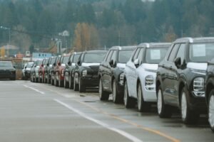 Luxe SUV-transfer in Megève bij een Alpine chalet tijdens de winter.